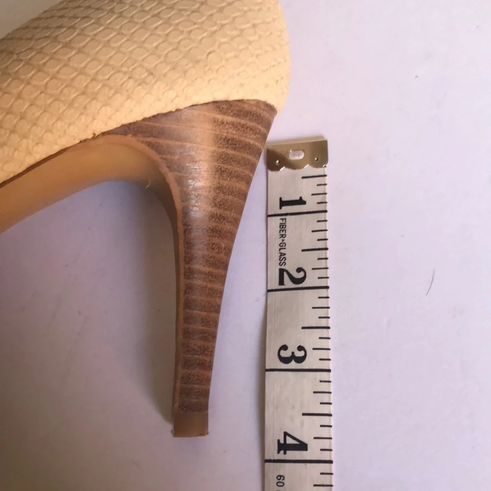 Vince Camuto Cream Zella Textured Almond Toe Platforrm Leather Heels size 9.5M
